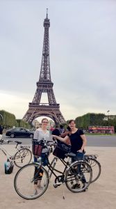 „Unser Tipp in Paris ist eine Sightseeing- Tour mit dem Fahrrad durch die Innenstadt von Paris. Dabei darf der Eiffelturm natürlich nicht fehlen.“