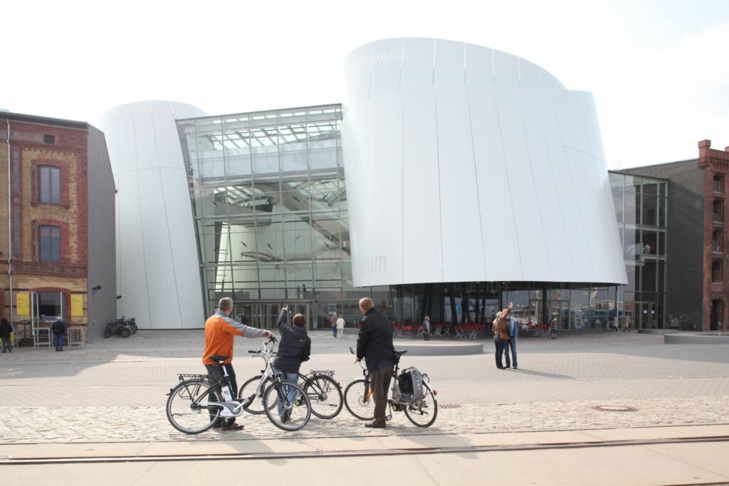 Radfahrer stehen vor dem OZEANEUM in Stalsund.