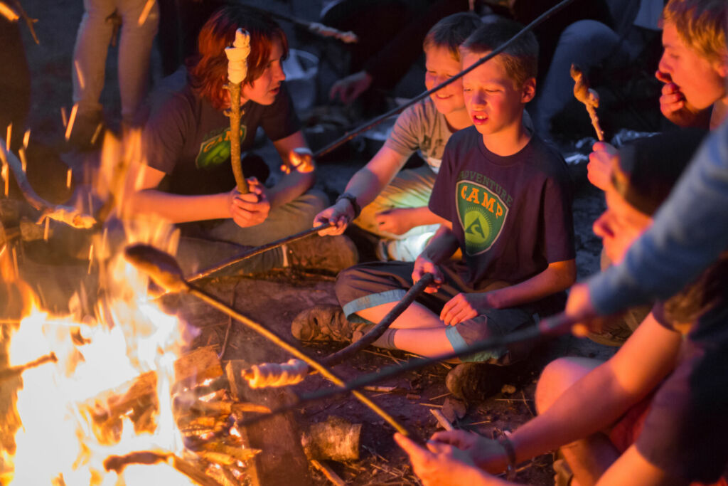 Die Klasse lässt den Abend beim Lagerfeuer ausklingen