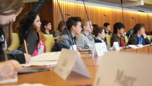 Eine Podiumsdiskussion ist eine gute Methode, um die Schüler zum Nachdenken anzuregen.