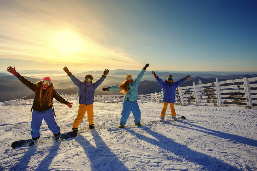 Schüler beim sonnenuntergang auf der Piste