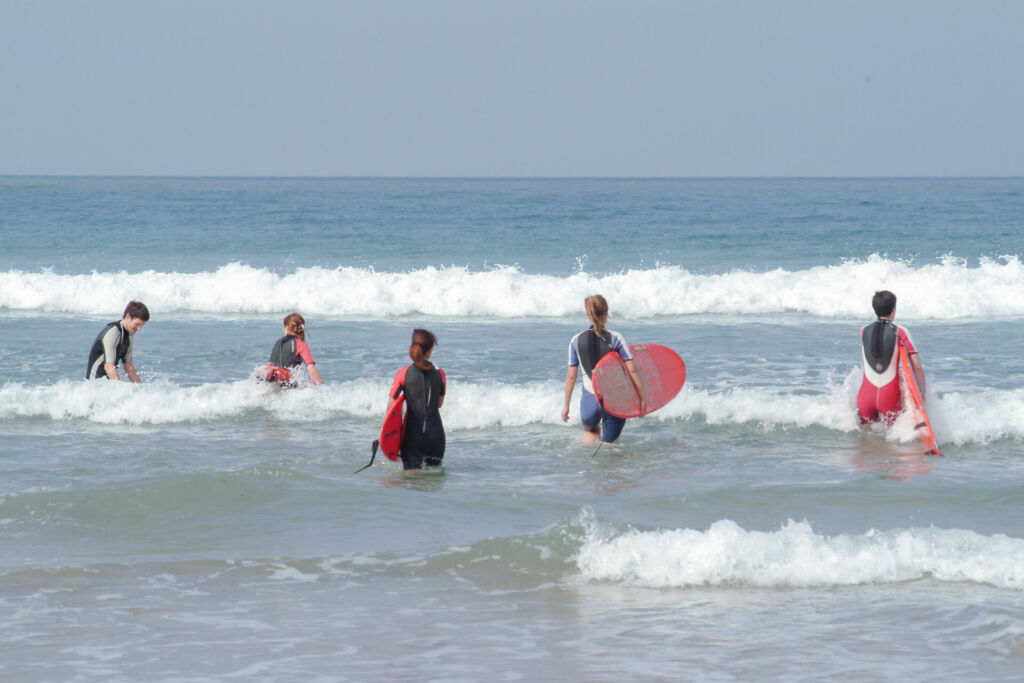 Die Klasse ist in San Sebastian surfen