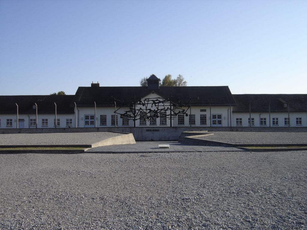 Blick auf den Appellplatz des KZs Dachau