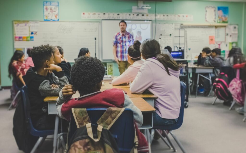 Schüler sitzen provokant am Tisch und passen nicht auf