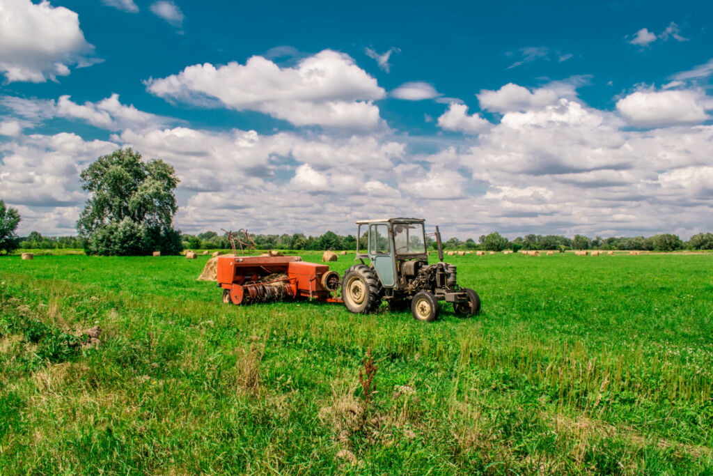 Ein kleiner Traktor mäht ein Feld