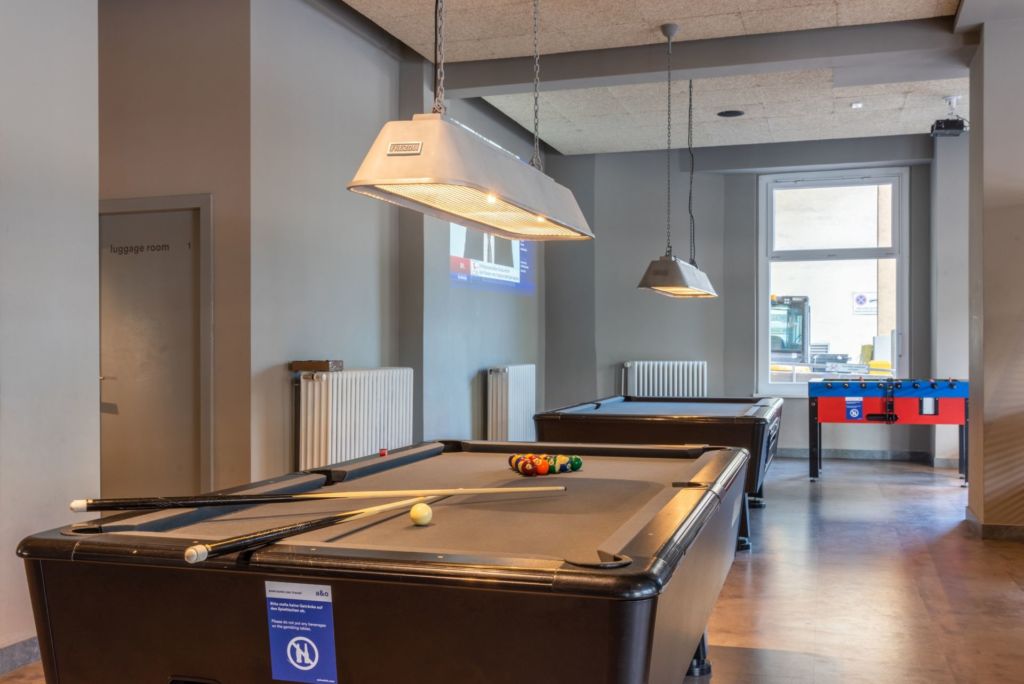 Blick in ein Zimmer mit einem Billiardtisch im a&o Hamburg