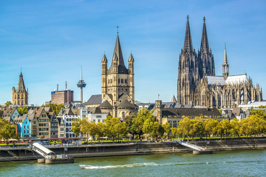 Blick über den Rhein auf den Kölner Dom