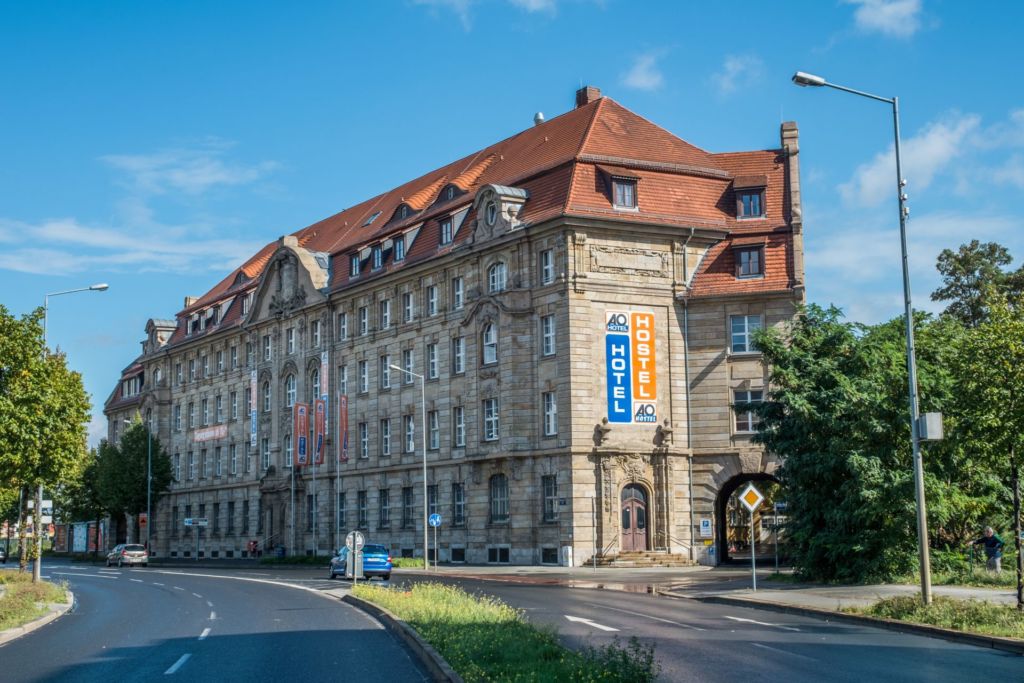 Blick auf die Außenfassade des a&o Leipzig