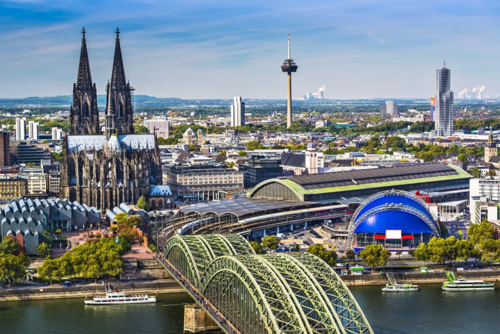 Blick aus der Luft auf den Kölner Dom