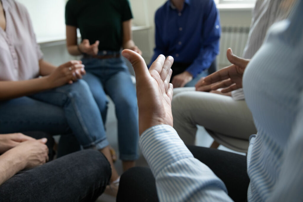 Menschen diskutieren gemeinsam in der Runde.