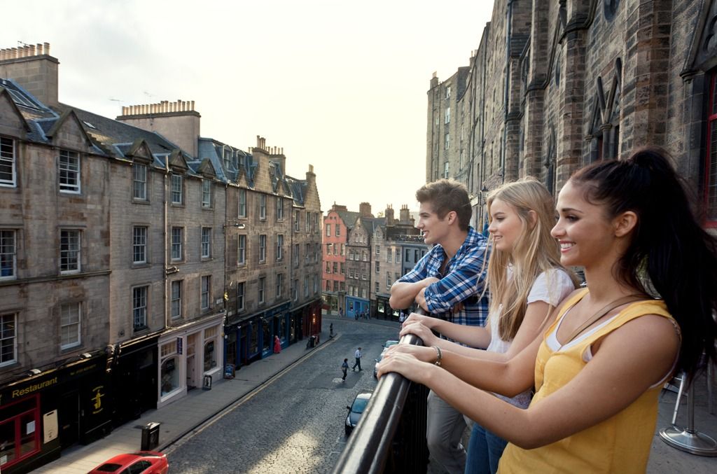 Blick auf eine Jugendgruppe in Edinburgh