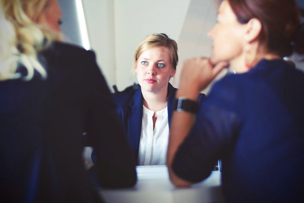 Frauen bei einem Elterngespräch in der Schule