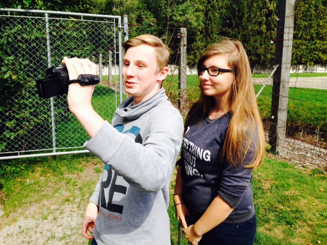 Jugendliche filmen auf der Klassenfahrt nach München.