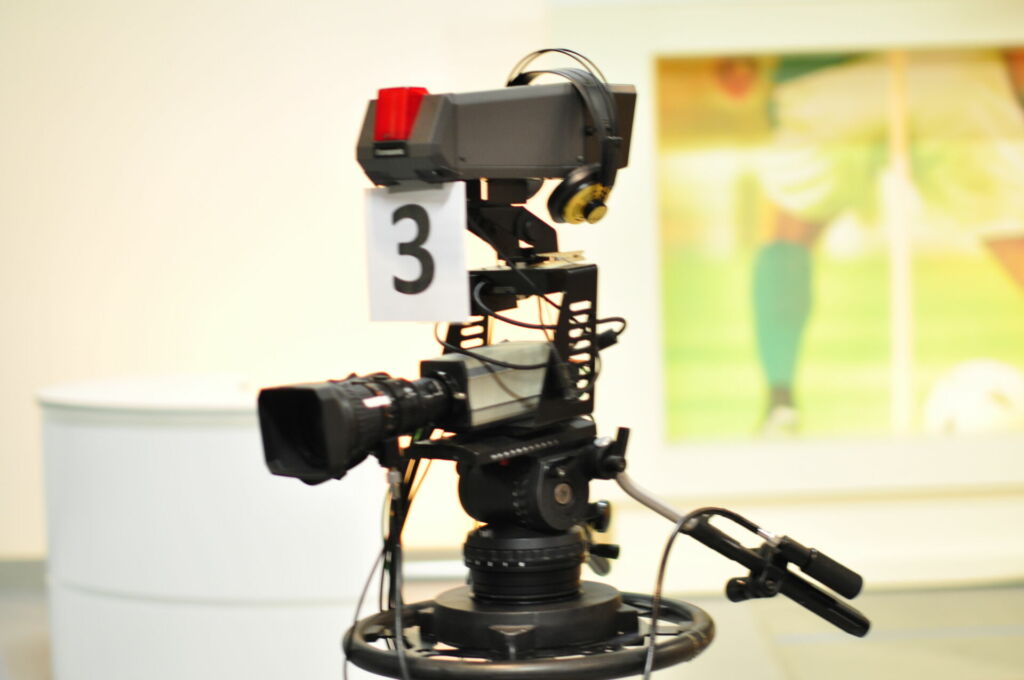 Eine Filmkamera steht in einem Studio bereit für Aufnahmen.