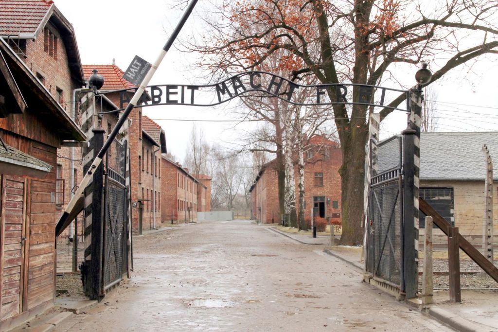 Der bekannte Eingang der Gedenkstätte Auschwitz-Birkenau