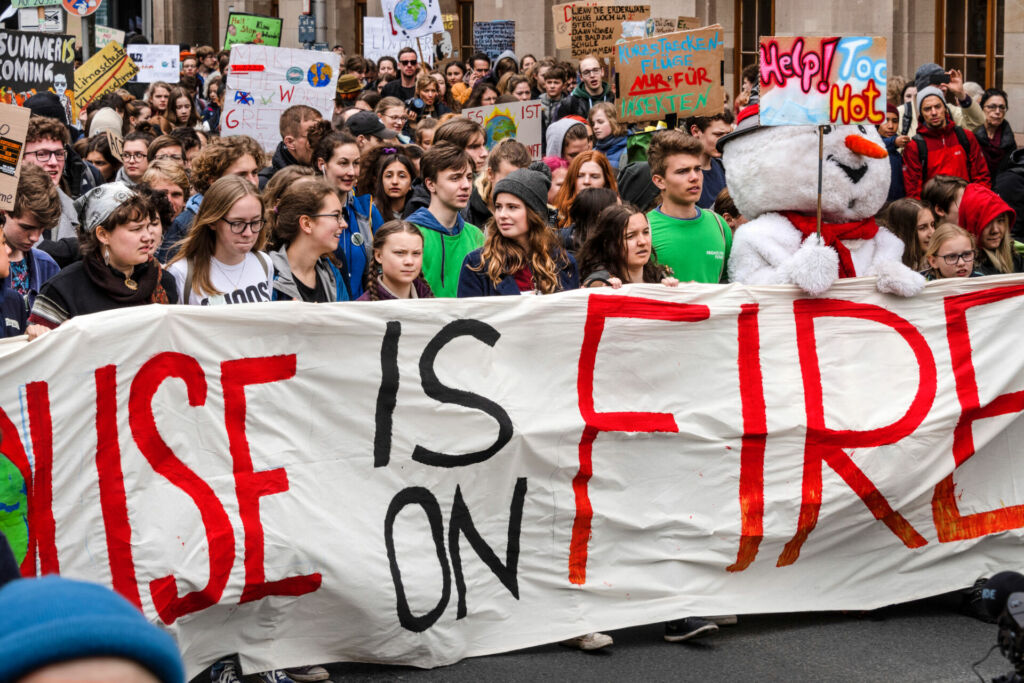 Fridays for Future demonstrieren 2019 in Berlin mit Greta Thunberg und Luisa Neubauer.