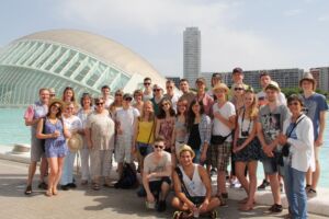 Gruppenfoto vor dem Hemisfèric in Valencia