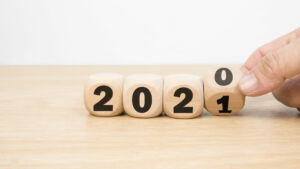Würfel zeigen den Jahreswechsel von 2020 auf 2021.