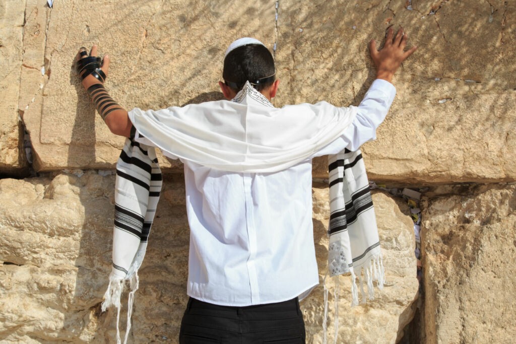 Ein junger Jude betet an der Klagemauer in Jerusalem.