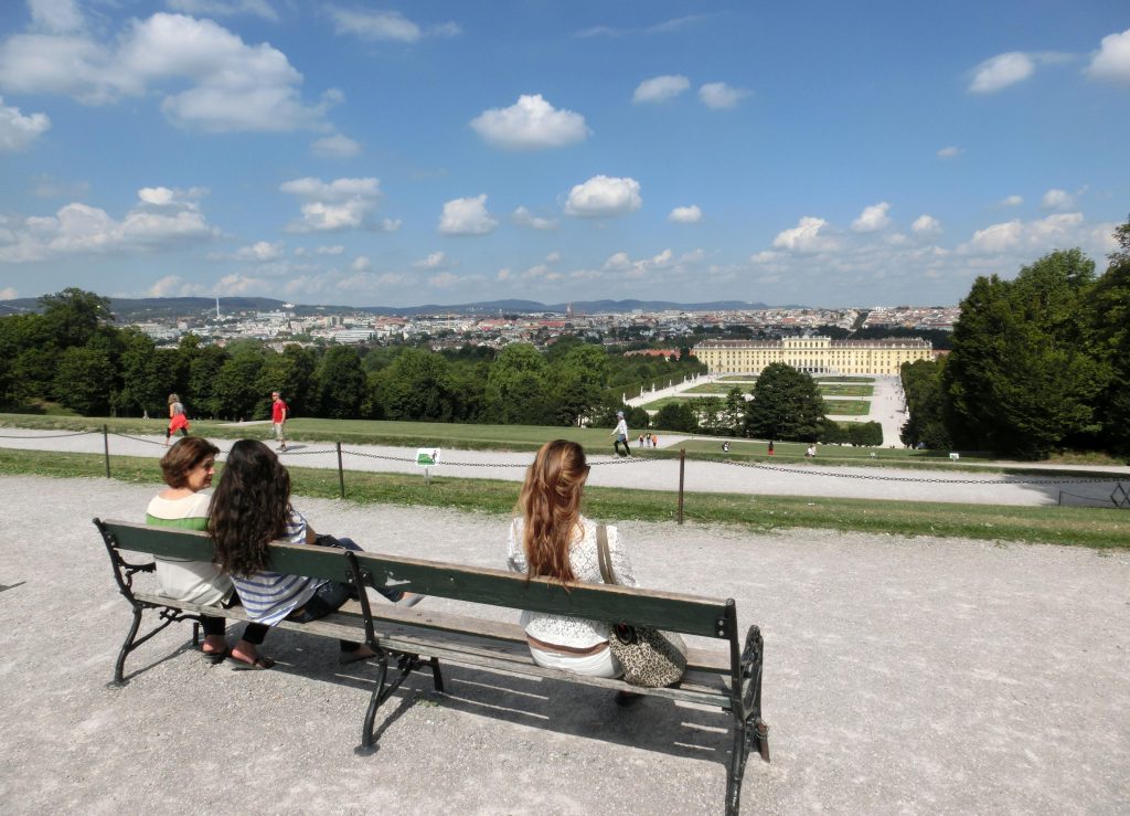 Jugendliche schauen hinab auf das Schloss Schönnbrunn in Wien