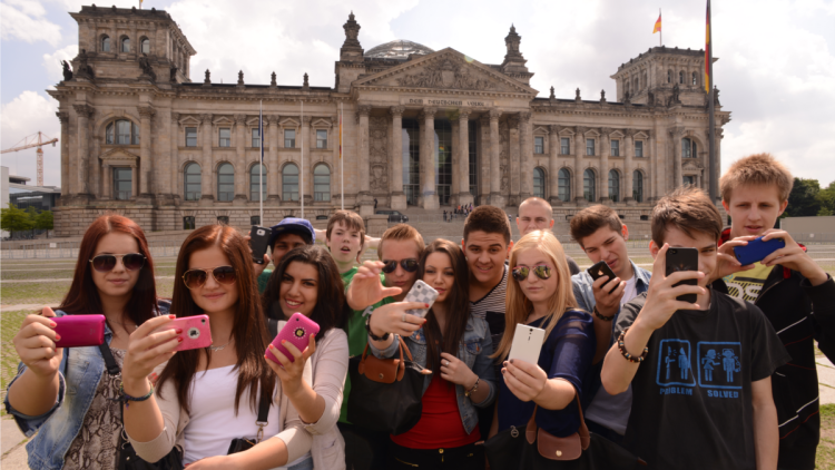 Mit einem Smartphone in der Hand vergessen Jugendliche schnell die Welt um sich herum.