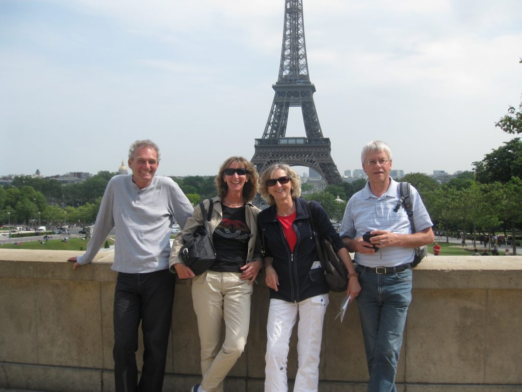 Lehrer stehen vor dem Eifelturm in Paris