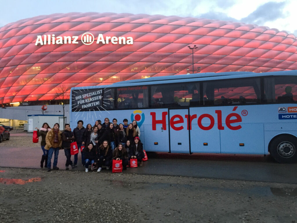 Eine Klasse mit dem Herolébus vor der Allianz Arena