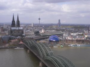 Blick von oben zum Dom in Köln