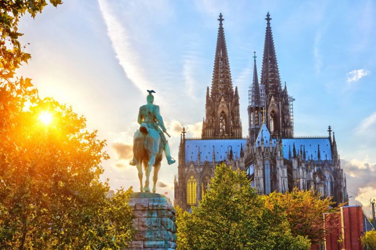 Außenansicht auf den Dom in Köln am Abend