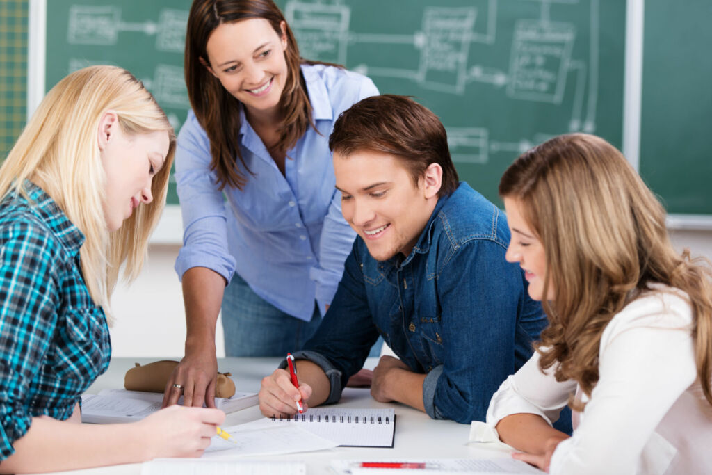 Lehramtsstudenten bei einer Gruppenarbeit an der Universität