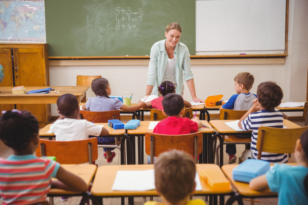 Lehrerin vor einer Klasse