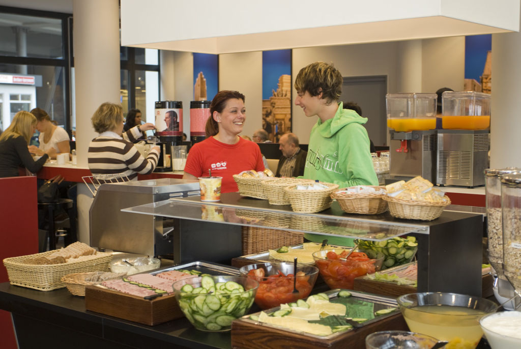 Frühstücksbuffet im Meininger Hostel Hauptbahnhof