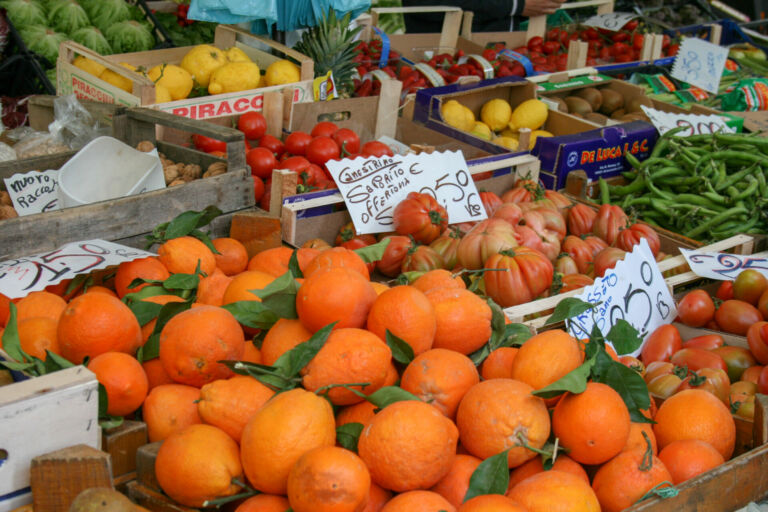 Orangen, Zitronen, Tomaten, Bohnen - Mit viel Obst und Gemüse schmeckt es auf Klassenfahrten allen Schülern.