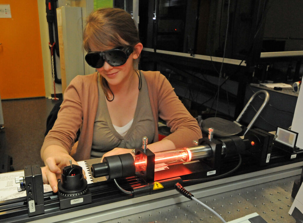 Eine junge Schülerin experimentiert im PhotnLab mit Licht und Laser.