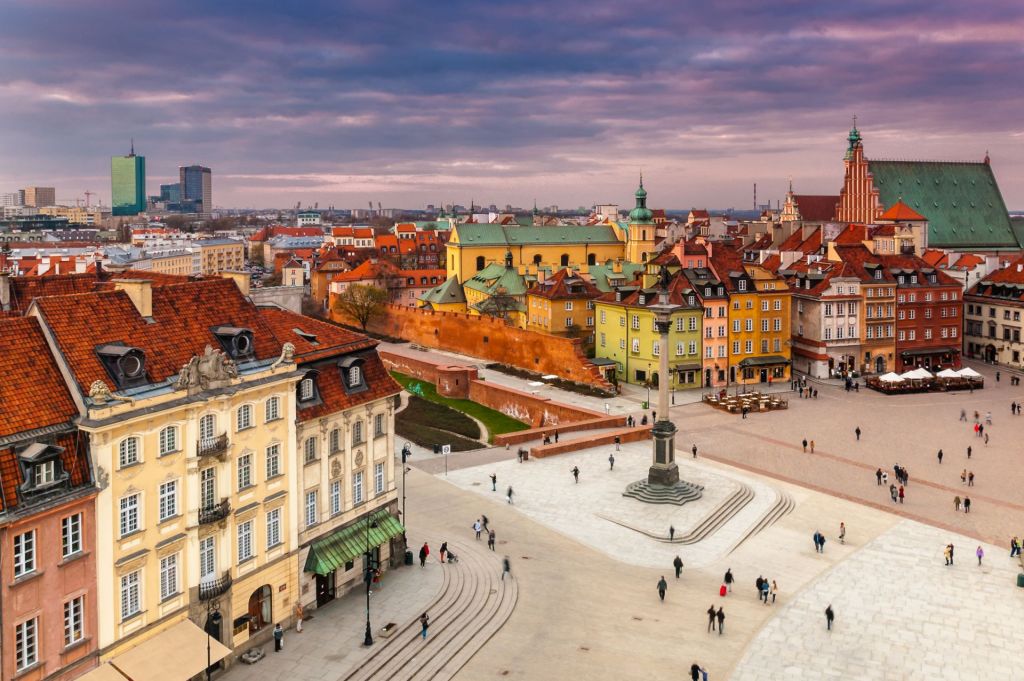 Blick auf den Plac zamkowy: Im Vordergrund Altstadt, im Hintergrund moderne