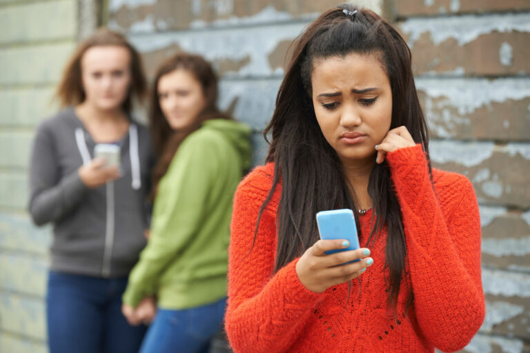 Besorgte Schülerin erhält erniedrigende Nachricht auf ihrem Smartphone