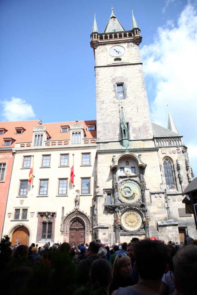 Wahrzeichen: Das Altstädter Rathaus mit seiner astronomischen Uhr wird zur vollen Stunde Anziehungspunkt für Touristen.