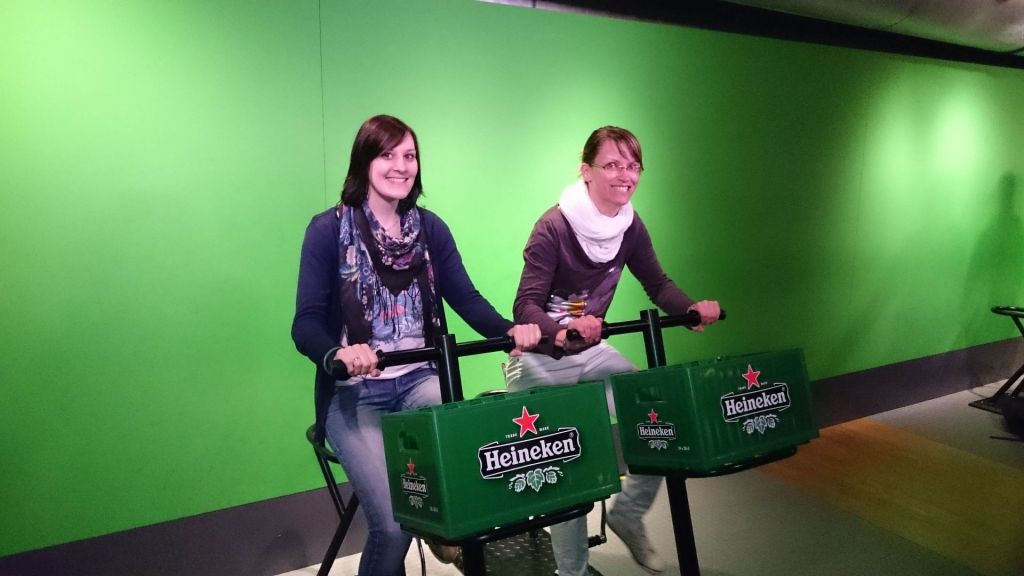 Kristina und Doreen im „Heineken Experience“ in Amsterdam