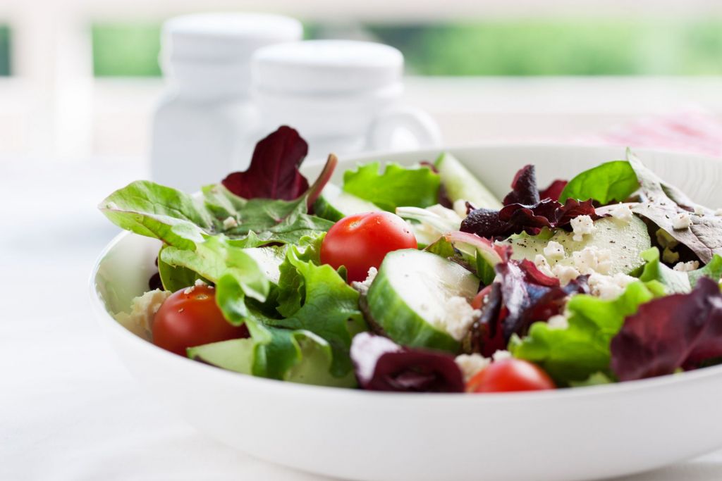 Für Selbstversorger auf Klassenfahrt: Bereiten Sie sich und Ihren Schülern einen bunten Salat zum Abendessen zu.