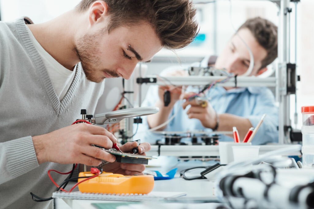 Zwei Schüler machen ein physikalisches Experiment.