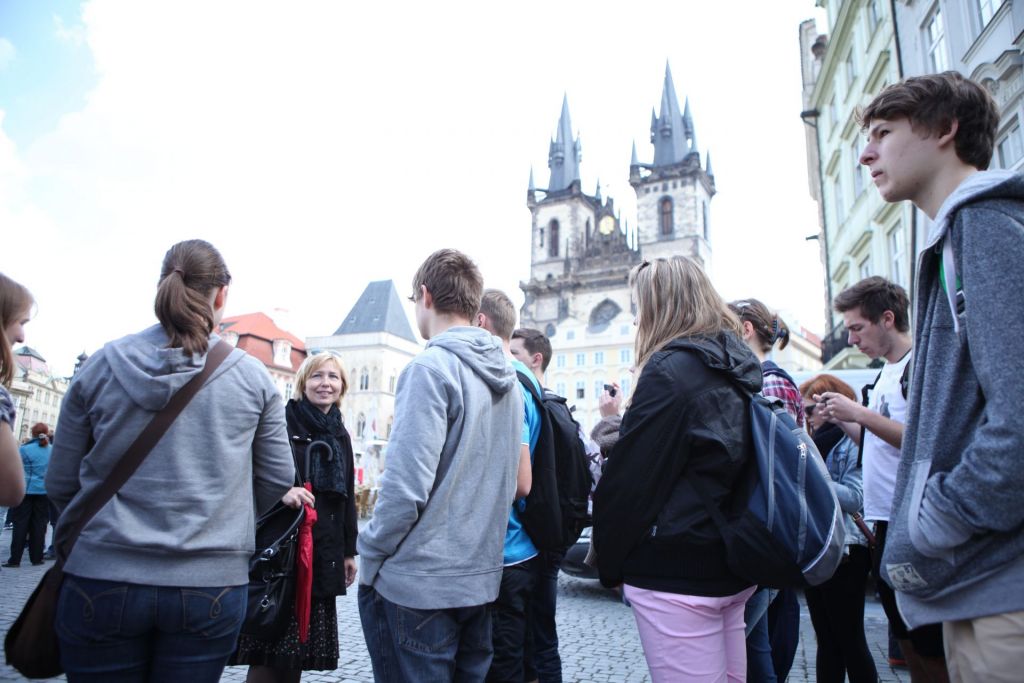 Eine Schülergruppe bei einer Stadtführung in der Alstadt von Prag