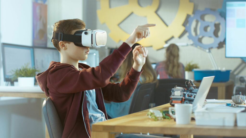 Ein Schüler mit einer VR-Brille im Unterricht.