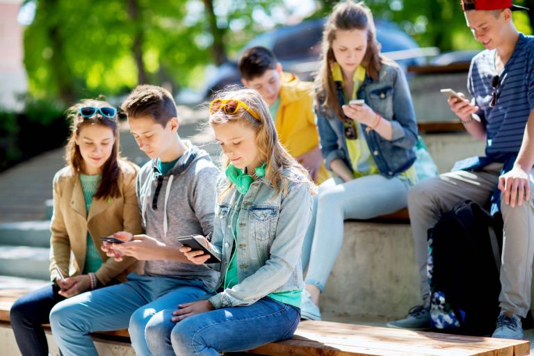 Schüler vor dem Smartphone