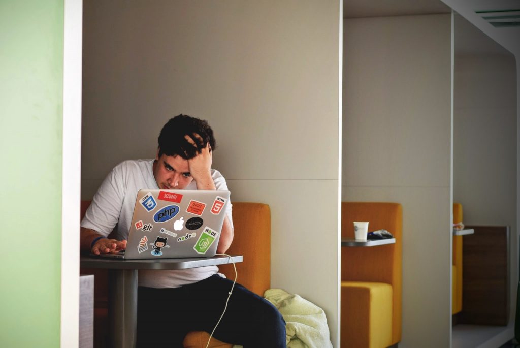 Schüler sitzt vor seinem Computer