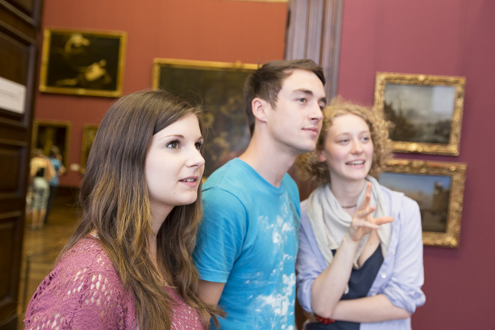 Schülergruppe bei einem Besuch in einem Museum