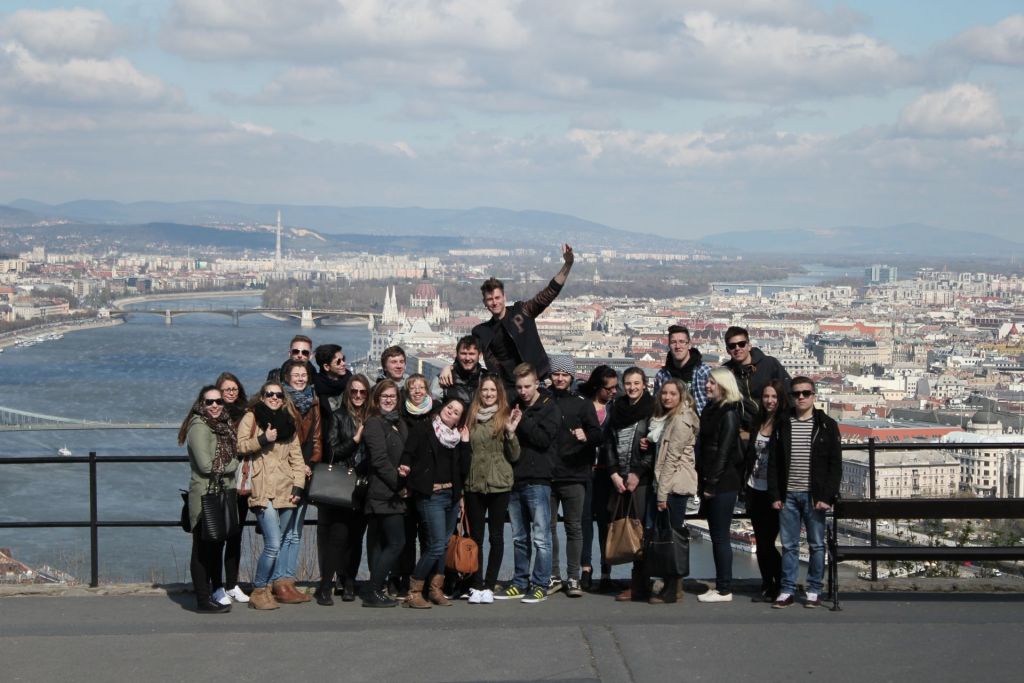 Blick auf eine Schülergruppe in Budapest