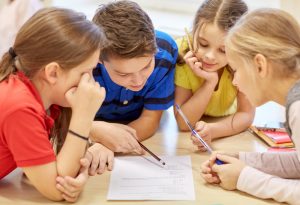 Schülergruppe löst in gemeinscahftlicher Arbeit ein Rästel