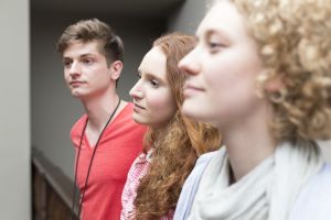 Schülergruppe in einem Museum