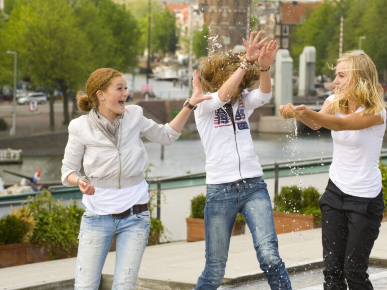 Drei Schülerinnen haben in Amsterdam Spaß während ihrer Freizeit auf Klassenfahrt