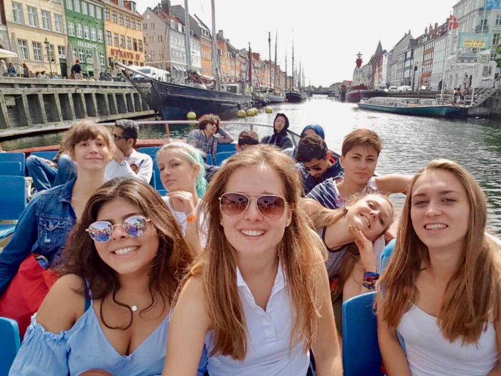 Schülerinnen und Schüler machen ein Selfie während einer Hafenrundfahrt auf Klassenfahrt in Kopenhagen
